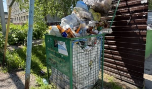 Контейнеры с пластиком в поселке Южном 