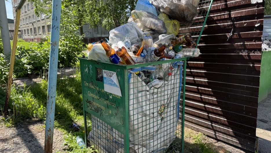 Контейнеры с пластиком в поселке Южном 