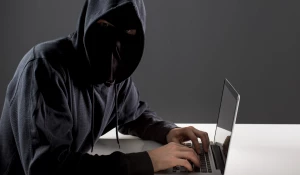 Мошенник с ноутбуком.