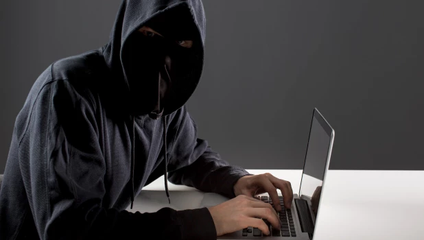 Мошенник с ноутбуком.