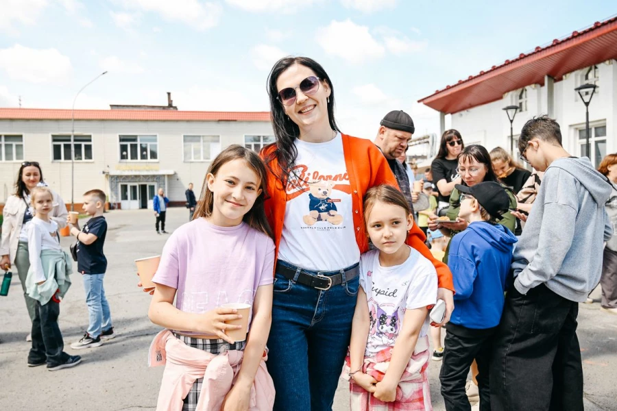 Ксения Овласюк с дочерями — Марией и Анной.