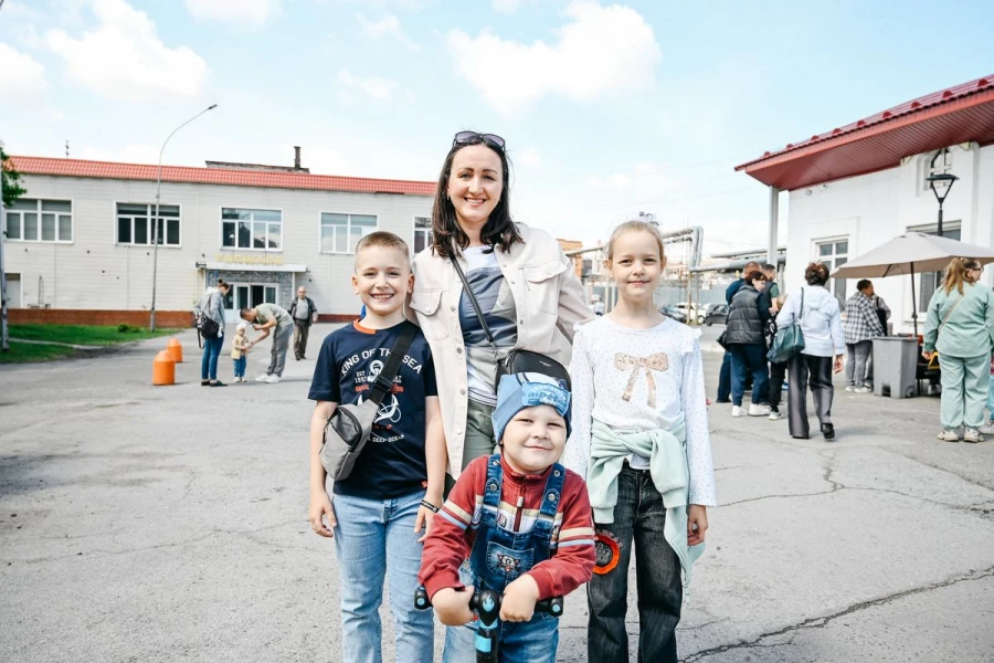 Мария Илюхина, инженер по подготовке кадров, с сыновьями —Дмитрием и Максимом.