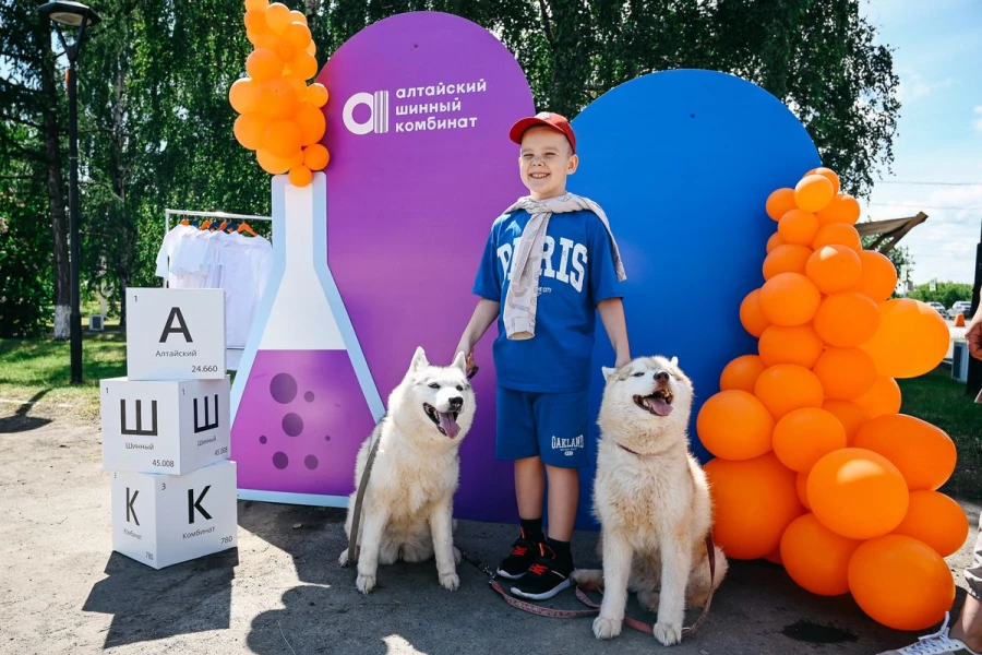На празднике можно было сфотографироваться с пушистыми хаски.