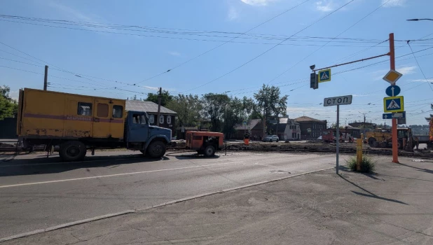 На Красноармейском полным ходом идет ремонт трамвайных путей. 