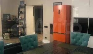 Квартира, в туалете которой имеются «пара лишних глаз», продается в Барнауле почти за 20 млн рублей