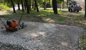 Новый туалет строят в Изумрудном парке