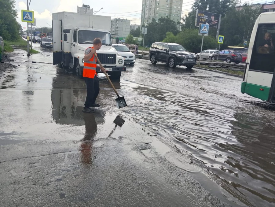 «Автодорстрой» очищает ливнеприемные колодцы в Индустриальном районе.
