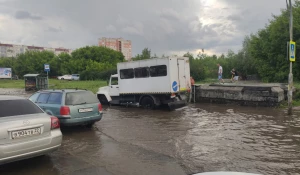 «Автодорстрой» очищает ливнеприемные колодцы в Индустриальном районе.
