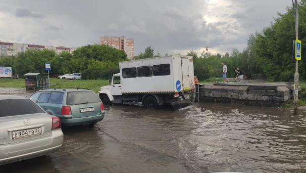 «Автодорстрой» очищает ливнеприемные колодцы в Индустриальном районе.