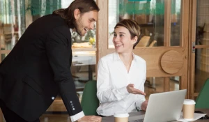 Девушка показывает мужчине интересную информацию на ноутбуке.