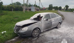 Свидетели спасли ребенка из горящей машины на Алтае.