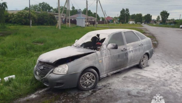 Свидетели спасли ребенка из горящей машины на Алтае.