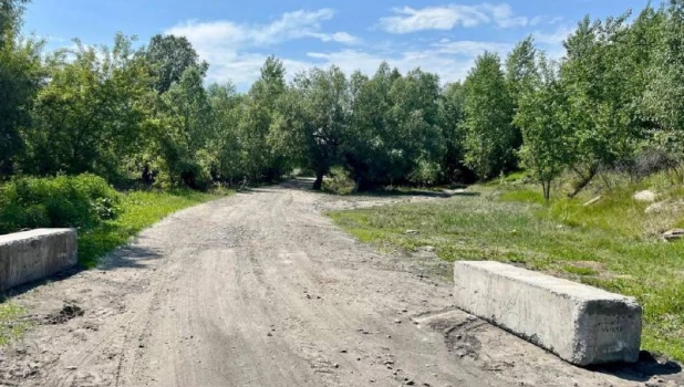 В барнаульском микрорайоне Затон открыто движение по дороге на остров Шубинский.