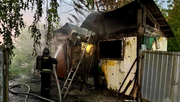 После удара молнии загорелся дом в Барнауле