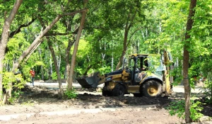 Продолжают облагораживать парки Барнаула