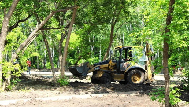 Продолжают облагораживать парки Барнаула