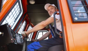 Барнаульский завод «Алтайлесмаш» представил новинку — машину, способную бурить, грузить, расчищать и возводить опоры ЛЭП.