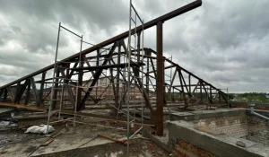 В Алтайском крае директору коммерческой компании обвинили в хищении бюджетных средств при реконструкции школьной крыши в селе Советское.