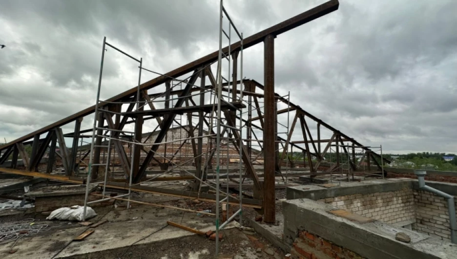 В Алтайском крае директору коммерческой компании обвинили в хищении бюджетных средств при реконструкции школьной крыши в селе Советское.