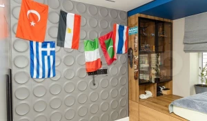 Красочная квартира путешественника продается в Барнауле за 18 млн рублей