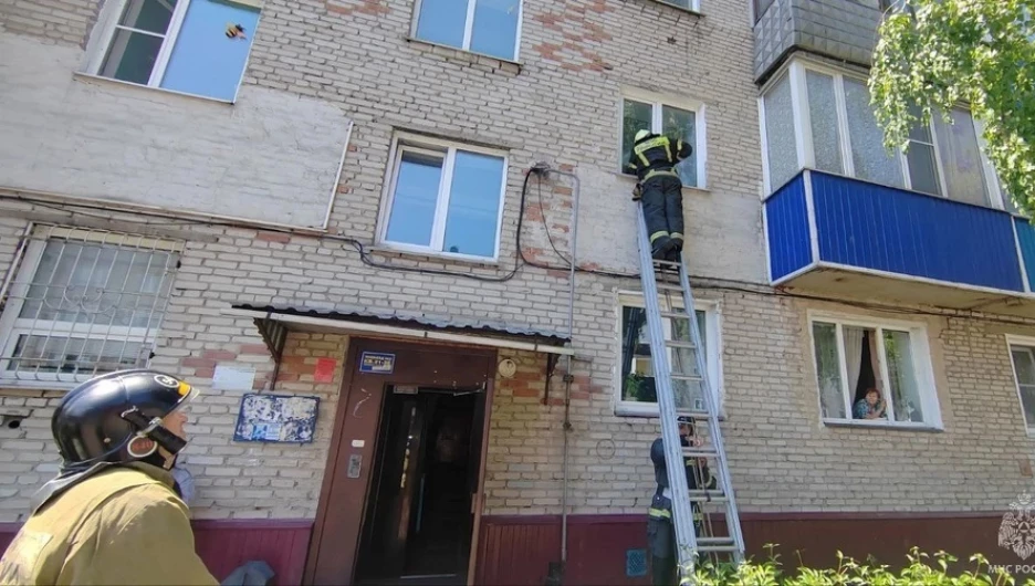В Камне-на-Оби спасатели помогли соцработникам попасть в дом к пенсионерке.