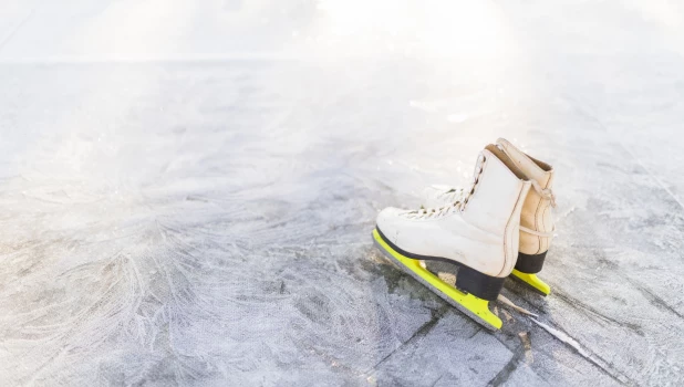 Коньки на льду.