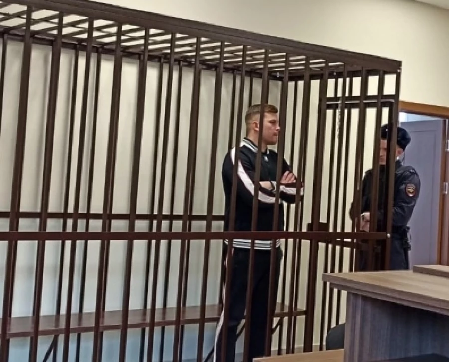 Антон Шеломенцев в зале суда. Антон Шеломенцев в зале суда.