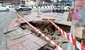 В центре Новосибирска провалился тротуар.