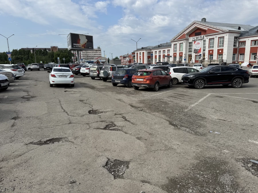Парковка у Барнаульского автовокзала