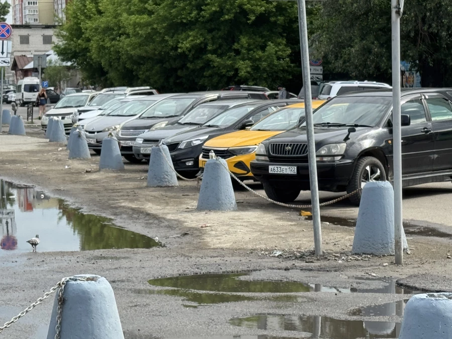 Парковка у Барнаульского автовокзала