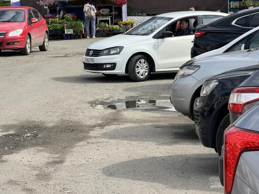 Парковка у Барнаульского автовокзала