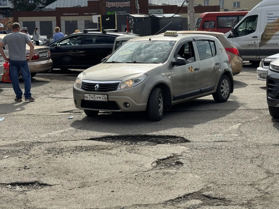 Парковка у Барнаульского автовокзала