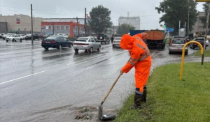 Борьба дорожников с последствиями ливня.