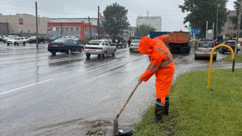 Борьба дорожников с последствиями ливня.