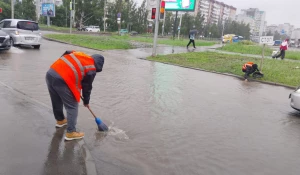 Борьба дорожников с последствиями ливня.
