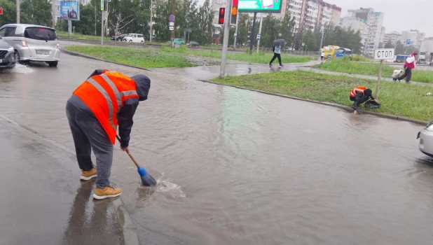 Борьба дорожников с последствиями ливня.