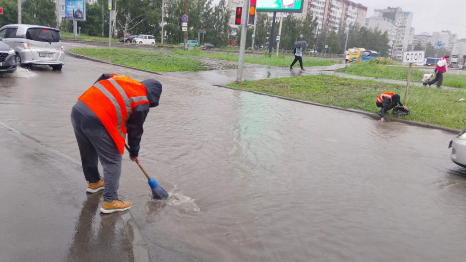 Борьба дорожников с последствиями ливня.