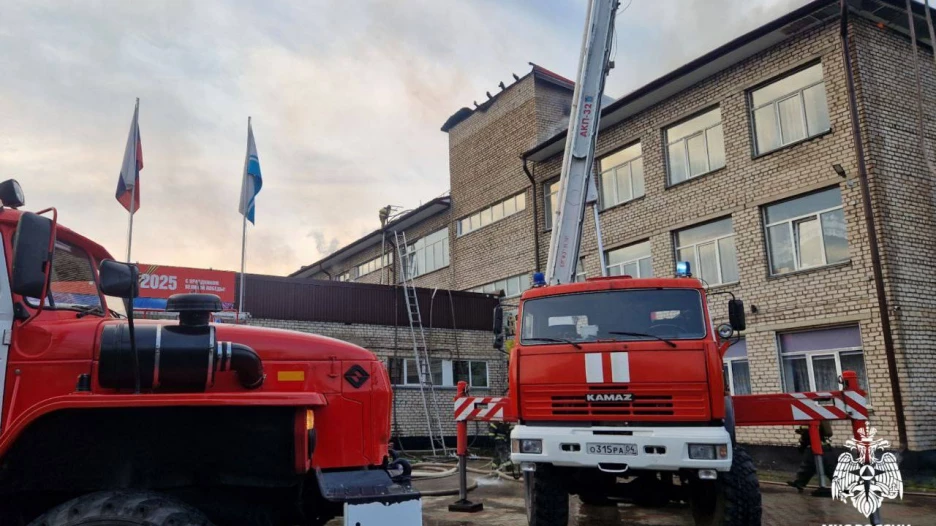 В гимназии №3 в Горно-Алтайске вспыхнул пожар.