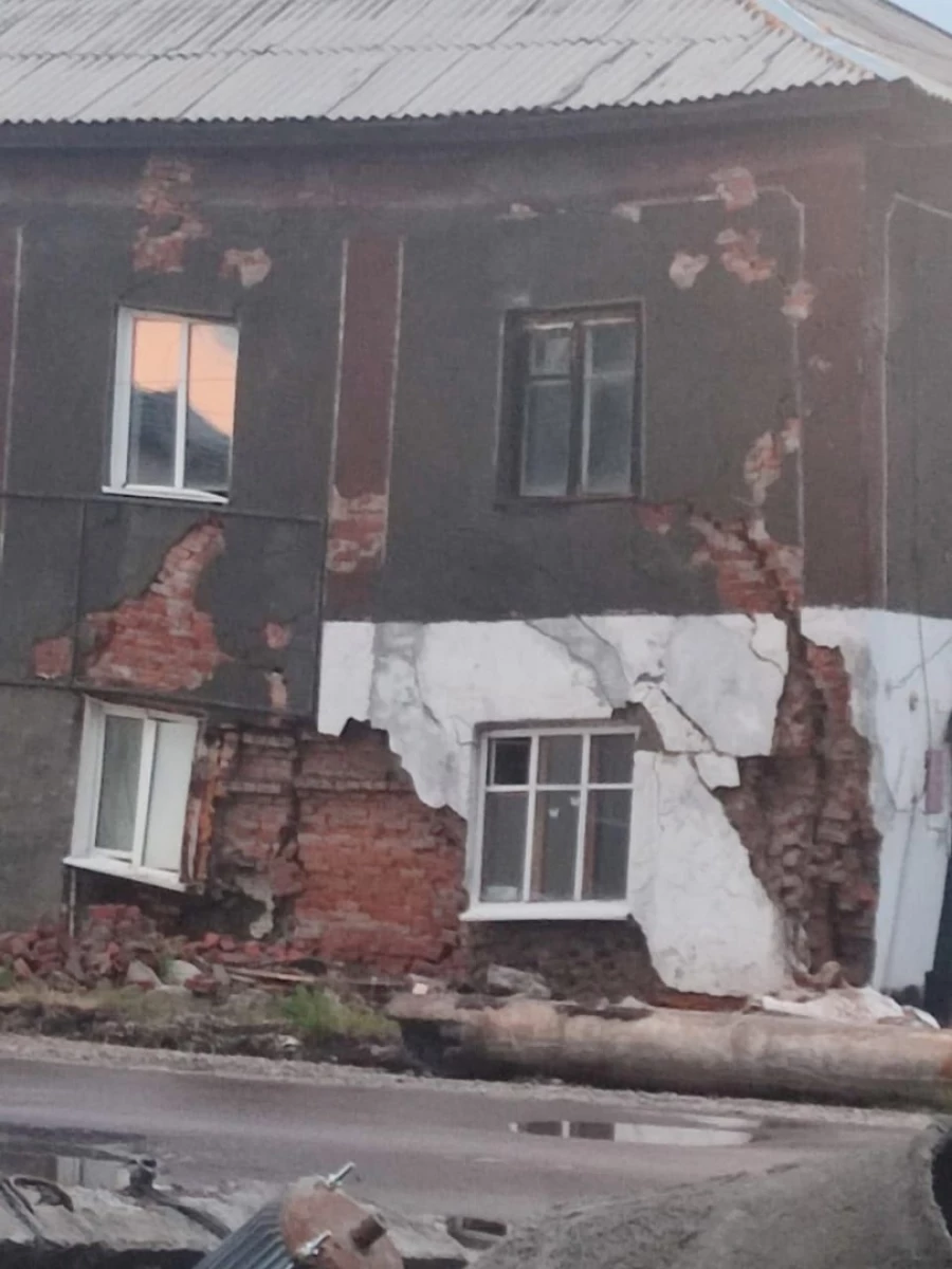 Обрушение угла дома в Алейске.