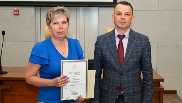 Награждение грамотой Светланы Труновой, главного технолога «Росводоканал Барнаул».