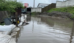 В Барнауле откачивают воду после проливного дождя.
