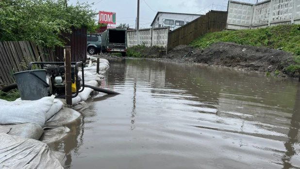 В Барнауле откачивают воду после проливного дождя.
