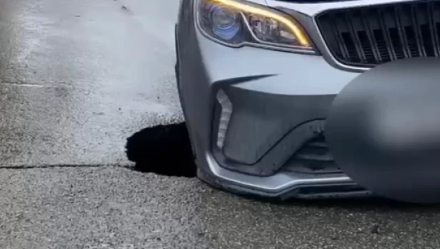 Машина провалилась в провал асфальта в центре Барнаула.