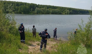 В Первомайском районе водолазы достали из водоема тело 14-летнего подростка.