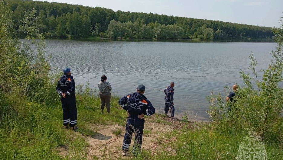 В Первомайском районе водолазы достали из водоема тело 14-летнего подростка.