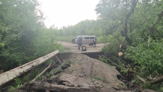 Обрушилась переправа через Пивоварку в Барнауле