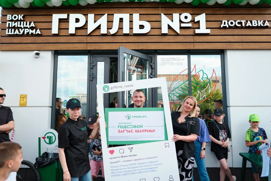 Житель Барнаула Алексей стал победителем в конкурсе по скоростному поеданию шаурмы. Житель Барнаула Алексей стал победителем в конкурсе по скоростному поеданию шаурмы.
