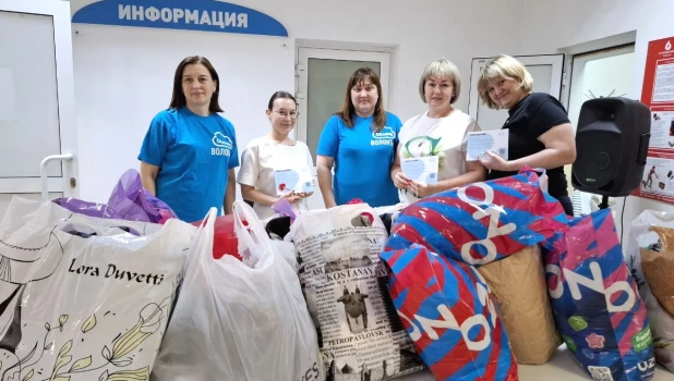 «Росводоканал Барнаул» и фонд «Облака» провели благотворительную акцию по сбору вещей для нуждающихся семей края.
