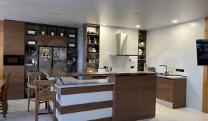 Квартира с портретами маленьких художников продается в Барнауле за 19 млн рублей