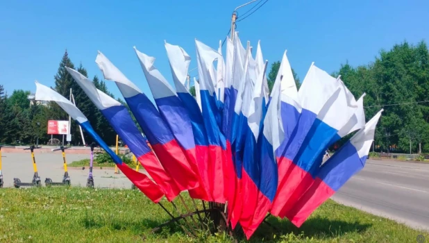 Флагами украсили Барнаул ко Дню России